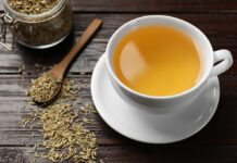 Evitemos la cistitis en verano Fennel tea in cup and seeds on wooden table, closeup