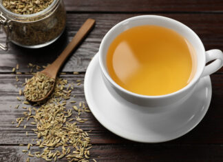 Evitemos la cistitis en verano Fennel tea in cup and seeds on wooden table, closeup