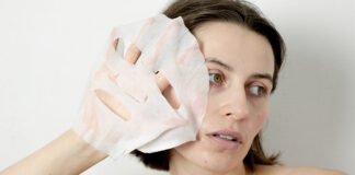 Los mejores alimentos para una piel sana y luminosa Skincare routine with collagen face mask applied