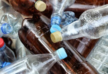 Qué es el nuevo Reglamento Europeo de Envases (PPWR) Reglamento Europeo de Envases. Empty plastic bottles at the dump.