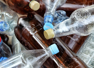 Qué es el nuevo Reglamento Europeo de Envases (PPWR) Reglamento Europeo de Envases. Empty plastic bottles at the dump.