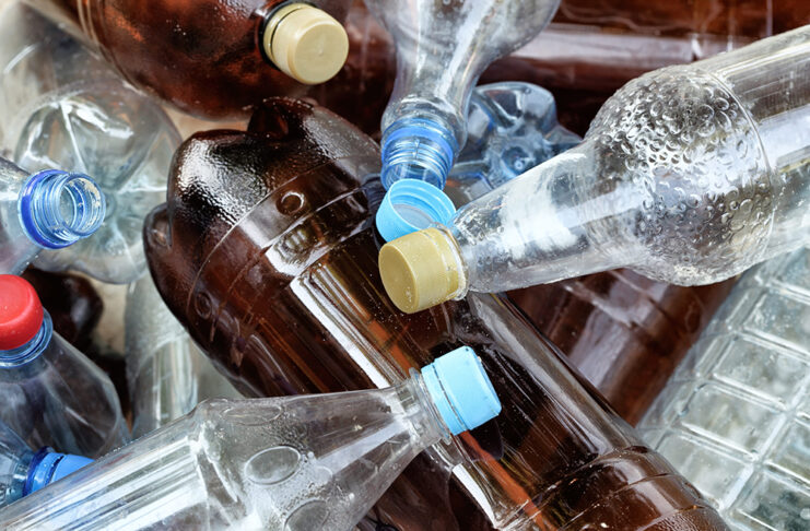 Qué es el nuevo Reglamento Europeo de Envases (PPWR) Reglamento Europeo de Envases. Empty plastic bottles at the dump.