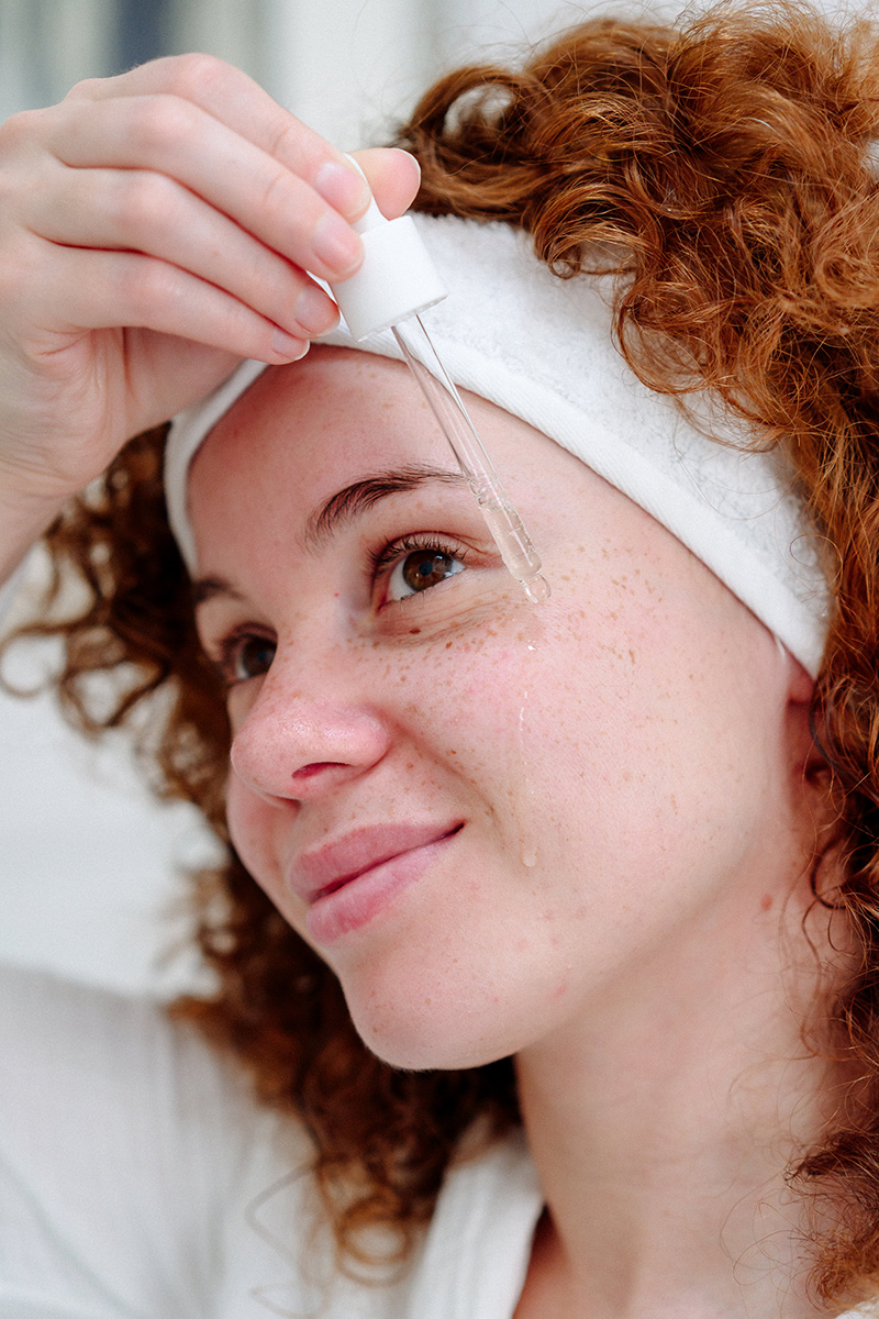 Madre con su bebé junto a productos Dr. Organic