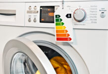 Lavadoras eficientes y económicas: cómo elegir bien y gastar menos Modern washing machine with energy efficiency label