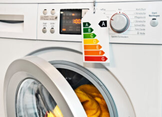 Lavadoras eficientes y económicas: cómo elegir bien y gastar menos Modern washing machine with energy efficiency label