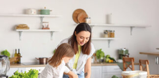 Conoce la vitamina C y cómo tomarla para aprovechar sus beneficios Little girl with her mother
