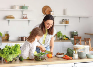 Conoce la vitamina C y cómo tomarla para aprovechar sus beneficios Little girl with her mother