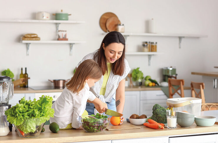 Conoce la vitamina C y cómo tomarla para aprovechar sus beneficios Little girl with her mother