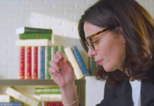 Los adaptógenos están por todos lados. ¿Pero es importante cuándo los tomas? Exhausted 40 year old businesswoman takes off her glasses and massages the bridge of her nose in front of a laptop monitor in the office.