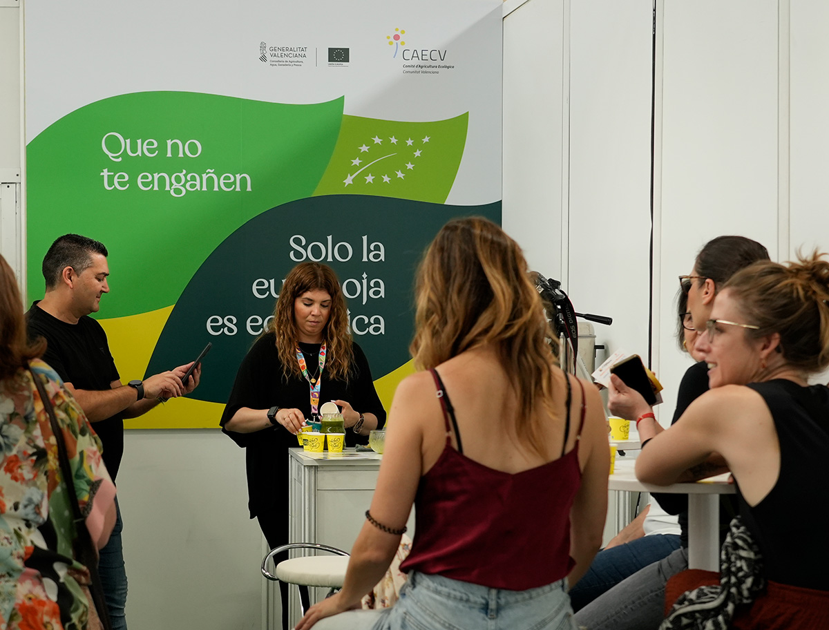Visitantes en el espacio del CAECV en BioCultura