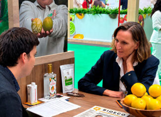 Marike de Peña (Fairtrade): «Todo sube, menos el precio» Marike Runneboom de Peña during the interview in the Fairtrade International booth at Fruit Attraction 2026.