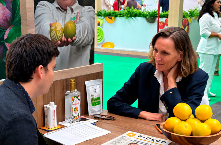 Marike de Peña, Fairtrade: «Todo sube, menos el precio» Marike Runneboom de Peña during the interview in the Fairtrade International booth at Fruit Attraction 2026.