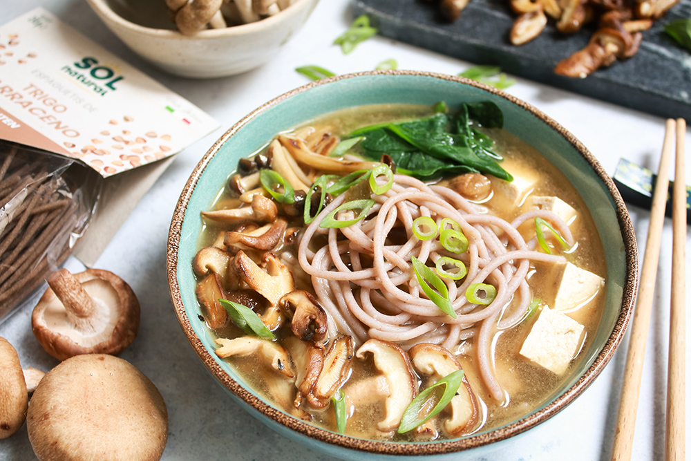 Ramen de setas con espaguetis de trigo sarraceno