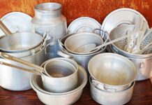 Qué hacer con los metales de tu cocina cuando dejan de ser útiles metales de cocina Old aluminum kitchen utensils are saucepans, colanders, pan, pot, scoops, spoons
