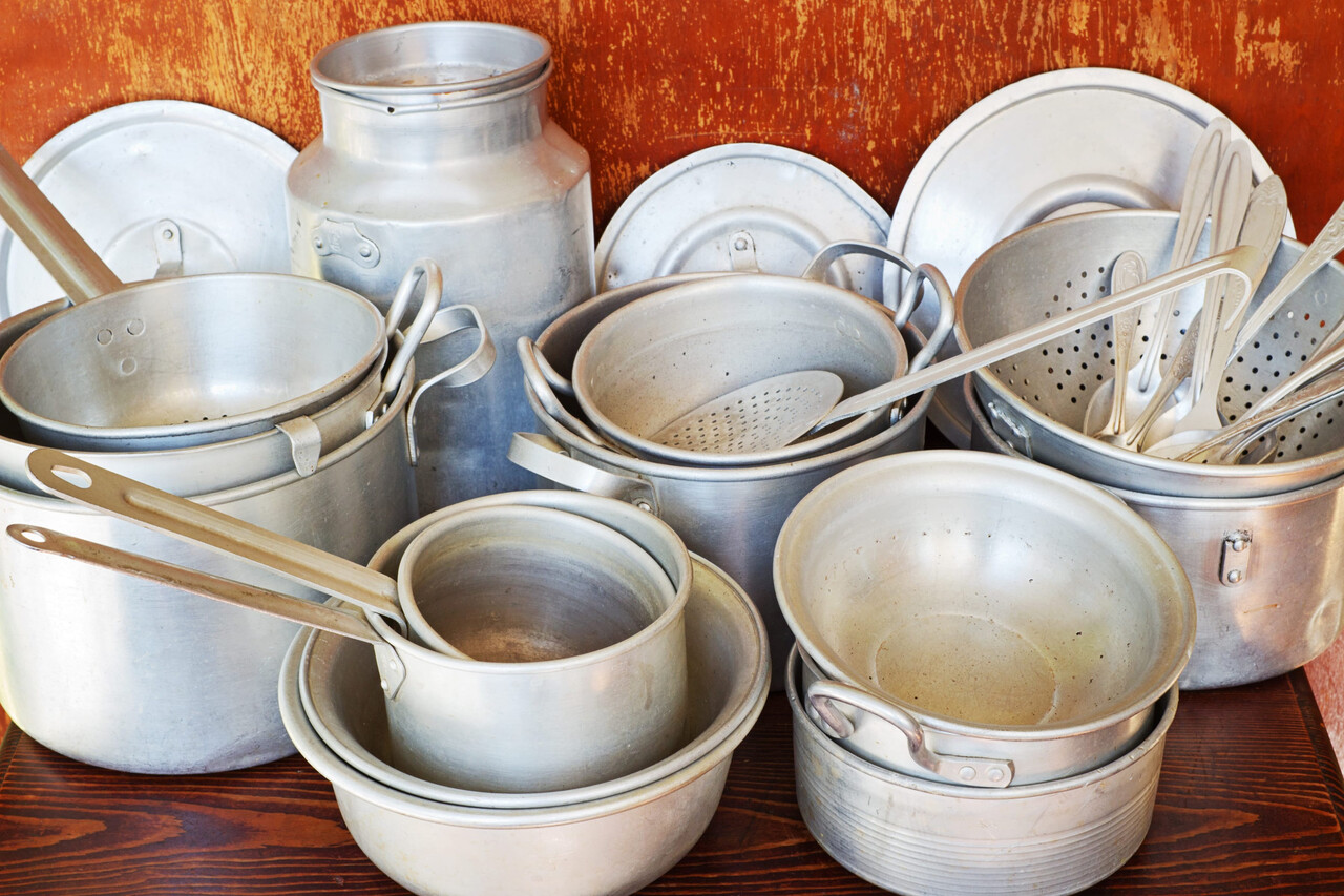 metales de cocina Old aluminum kitchen utensils are saucepans, colanders, pan, pot, scoops, spoons